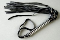 Плеть-флоггер с металлической ручкой и мягкими хвостами